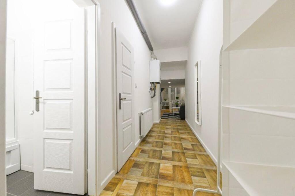 Lovely Studio Flat In Damjanich Street - Leonard Будапеща Екстериор снимка